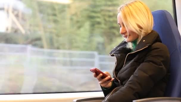 Teléfono táctil sms escritura, mujer joven en tren — Vídeos de Stock