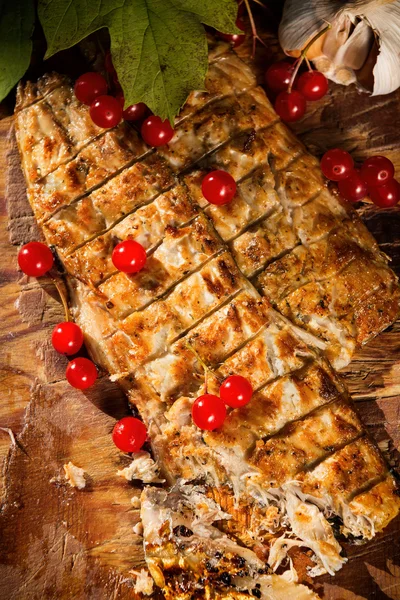 Grillowany filet z ryby na powierzchni drewnianych — Zdjęcie stockowe