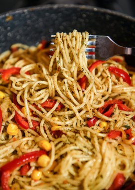 Sebze ile kızartılmış makarna