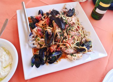 geleneksel bir Yunan Taverna, deniz ürünleri ile plaka