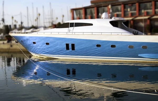 Gran barco azul reflejado en el agua — Foto de Stock