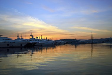 gün batımı tekne arkasında