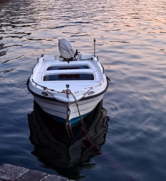 O reflexo de um barco de pesca na água — Fotografia de Stock