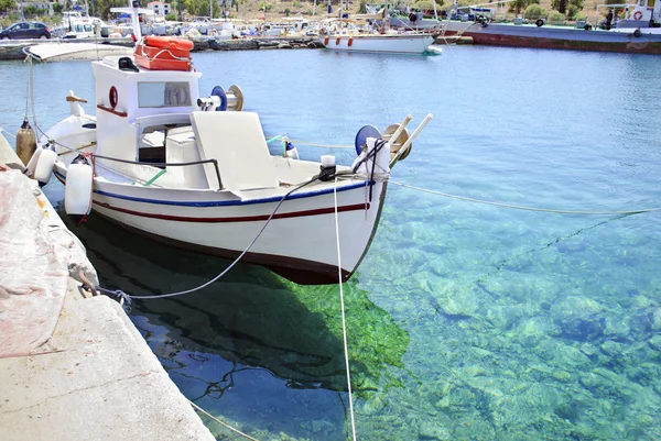 Греческое Эгейское море с рыбацкими лодками — стоковое фото