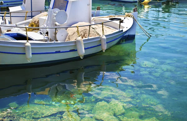 Reflexão barco na água Grécia — Fotografia de Stock