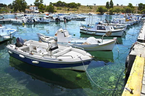 Barcos en un puerto griego Egeo Grecia — Foto de Stock