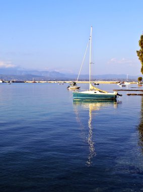 su üzerinde yansıyan yelkenli