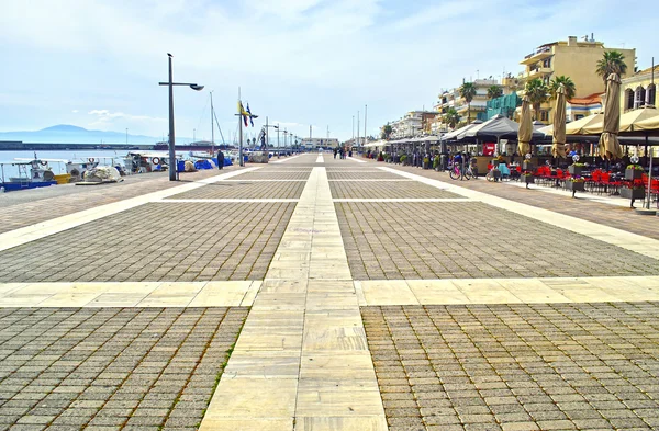 Navarinou calle peatonal junto al mar en Kalamata Peloponeso Grecia — Foto de Stock