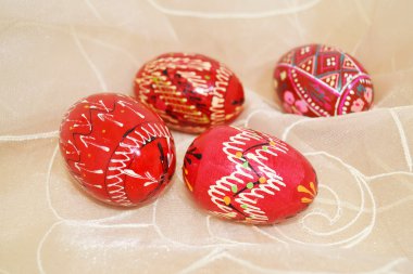 Dekoratif kırmızı Paskalya yumurtaları