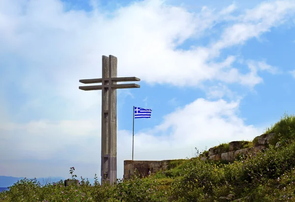 Gran cruz de madera en el Pireo Grecia — Foto de Stock