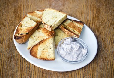 Yunan ekmek yoğurt sos ile