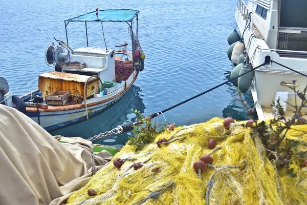 Vecchie barche da pesca in un porto greco — Foto Stock