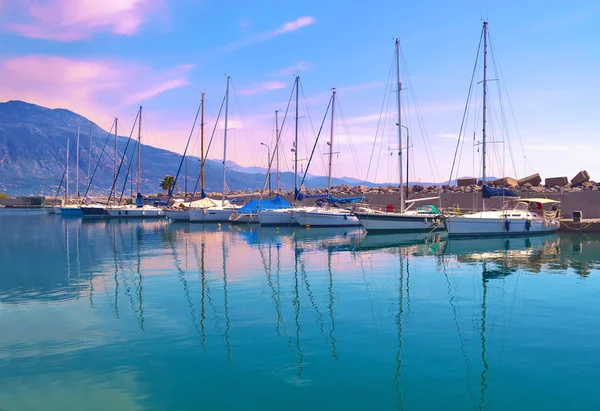Sunset båtar reflektion Peloponnesos Grekland — Stockfoto