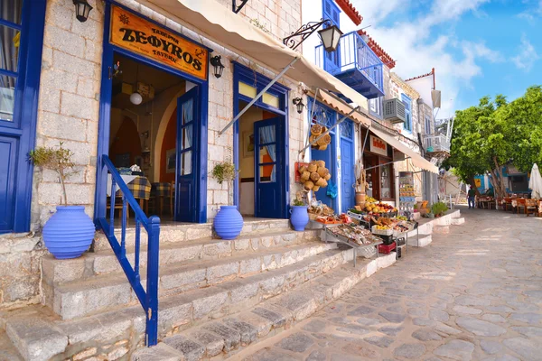 Традиционные таверны и магазины на острове Гидра в Греции — стоковое фото
