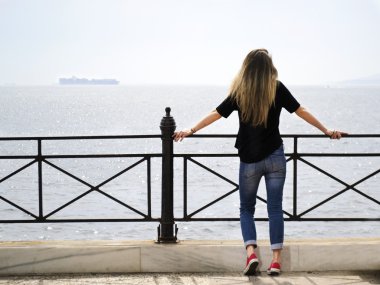 geri denize bakarak kız