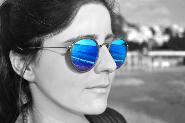 Reflection of the sea on sunglasses - black and white photography — Stock Photo, Image