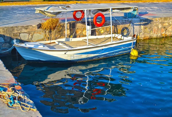 Bateaux et yachts dans un port grec — Photo