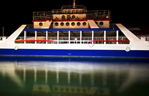 Woda reflection łodzi prom w nocy — Zdjęcie stockowe