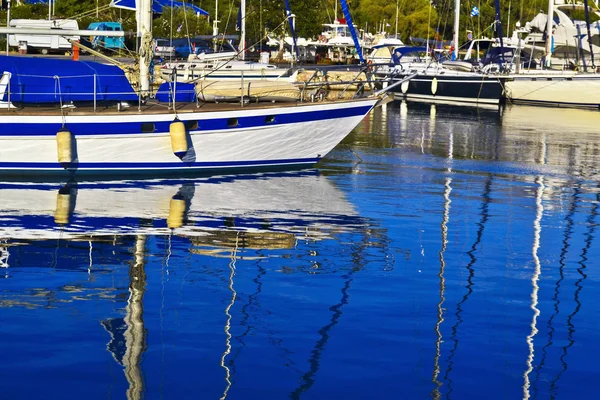 Barco reflexión sobre mar Faliron Grecia — Foto de Stock