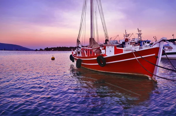 Bateaux coucher de soleil à Eretria Euboea Grèce — Photo