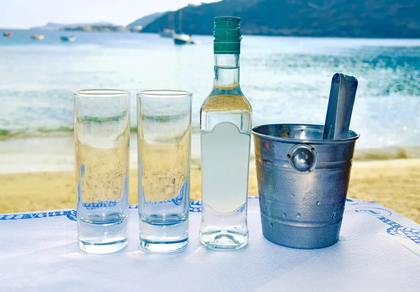 denizin önünde bir taverna, Yunan uzo