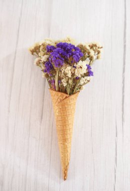 Kurumuş çiçekli dekoratif dondurma külahı - bahar fon teması