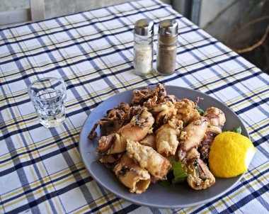 bir tabak kalamar Yunan bir tavernada ile