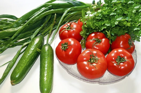 Dieta saludable verduras, pepino, tomate, perejil — Foto de Stock