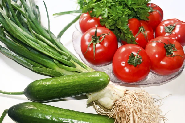 Dieta saludable verduras, tomates, pepino, cebolla fresca — Foto de Stock