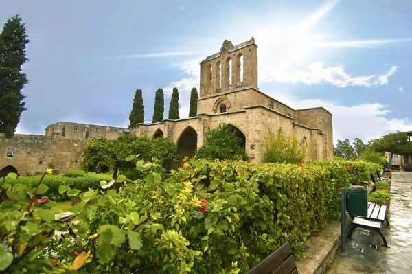 Bellapais Manastırı içinde Kuzey Kıbrıs işgal