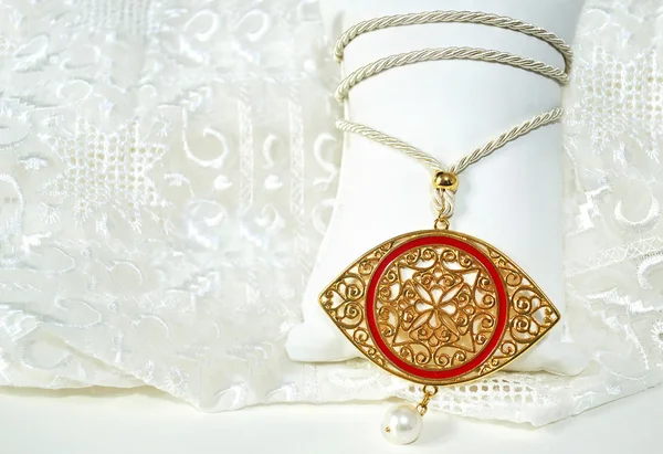 Золотой византийский глаз ожерелье - дорогая концепция ювелирных изделий — стоковое фото