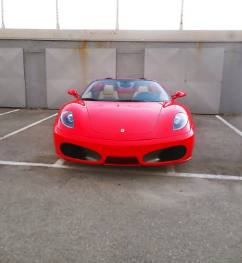 kırmızı ferrari araba park