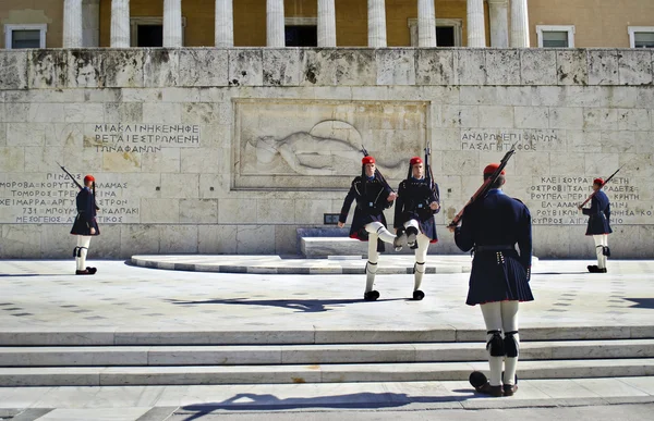 Greek evzones guarding the presidential mansion Athens Greece — Stock Photo, Image