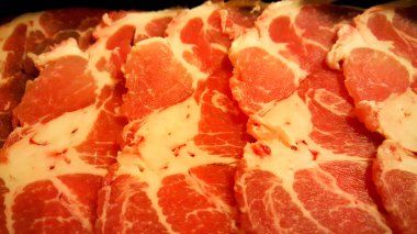 domuz eti omuz slayt üzerinde siyah bir tepsi koymak