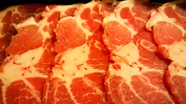 domuz eti omuz slayt üzerinde siyah bir tepsi koymak