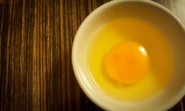 yumurta sarısı ve beyaz bir kase 