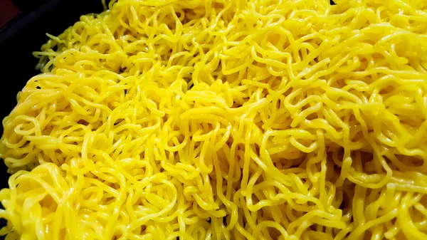 Un fideos amarillos japoneses —  Fotos de Stock