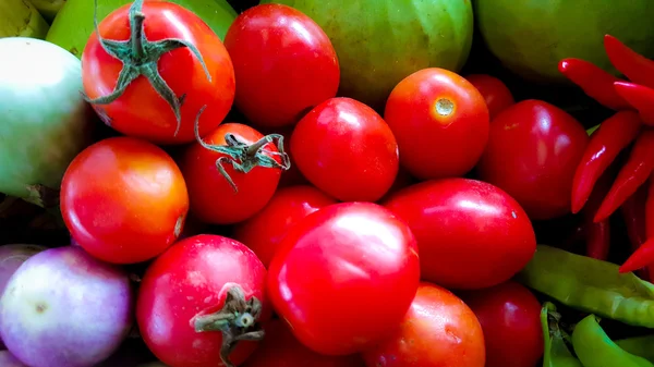 Asya domates, küçük patlıcan ve biber