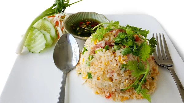 Beyaz arka plan üzerinde Tay tarzı ile pirinç ateş