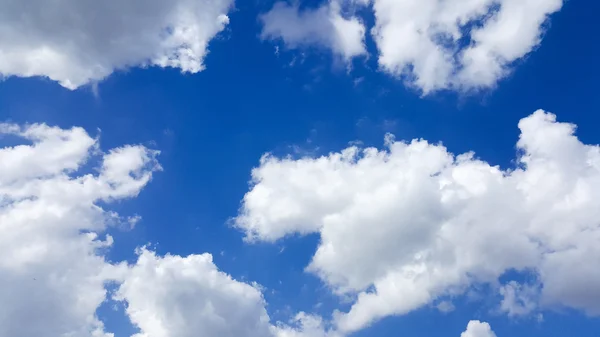 Gökyüzü ve bulutlu