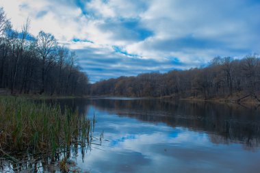 sonbahar göl kıyısı