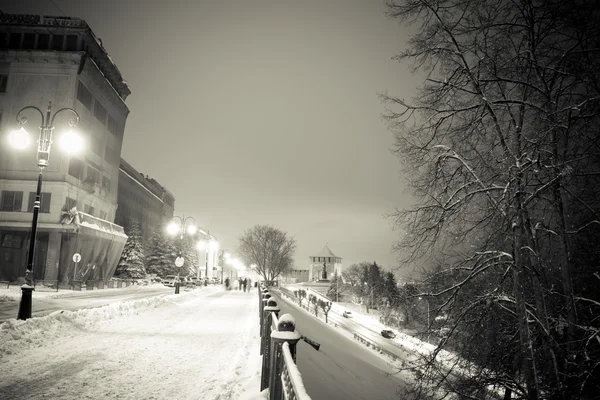 Natt promenad på vintern — Stockfoto