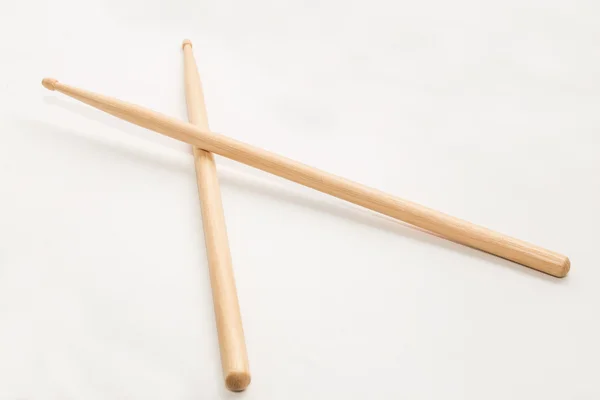 Hout Drumsticks geïsoleerd op witte achtergrond — Stockfoto