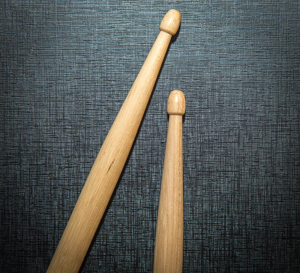 Hout Drumsticks in zwarte textuur achtergrond — Stockfoto