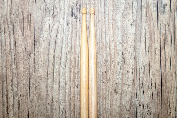 Hout Drumsticks in houten achtergrond — Stockfoto