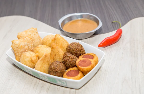 Brezilya karışımı mini aperatifler kızarmış