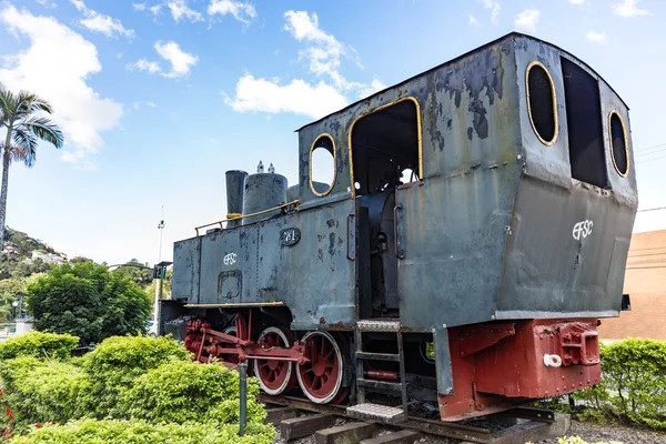 Old locomotive in front of Blumenau city house — Stock Photo, Image