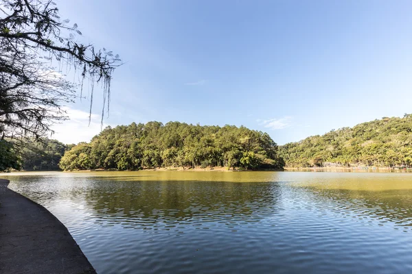 Vista do lago Malwee Park. Jaragua do Sul. Santa Catarina — Fotografia de Stock