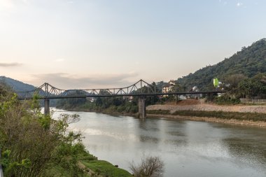 Blumenau Santa Catarina nehirde Itajai görünümünü.