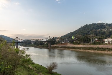 Blumenau Santa Catarina nehirde Itajai görünümünü.